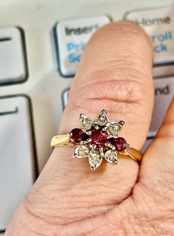Vintage 18ct Gold Ruby and Diamond Daisy Cluster.… - image 10