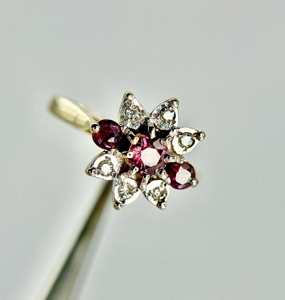 Vintage 18ct Gold Ruby and Diamond Daisy Cluster.… - image 6