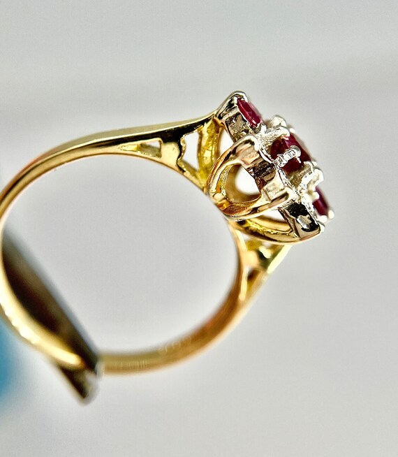 Vintage 18ct Gold Ruby and Diamond Daisy Cluster.… - image 7