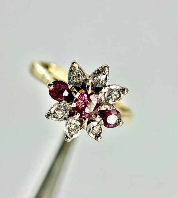 Vintage 18ct Gold Ruby and Diamond Daisy Cluster.… - image 5