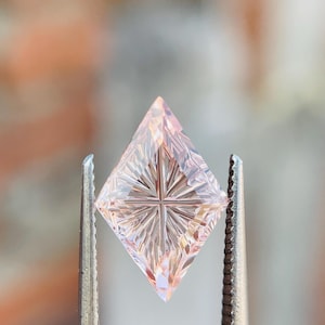 Labbodlad persikasafir fantasislipad ädelsten: 2,65 karat, rombform.