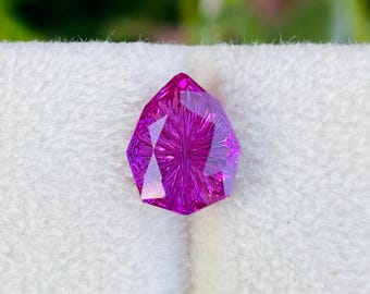 Gema de fantasía de zafiro púrpura cultivado en laboratorio: 3,50 quilates, talla elegante.