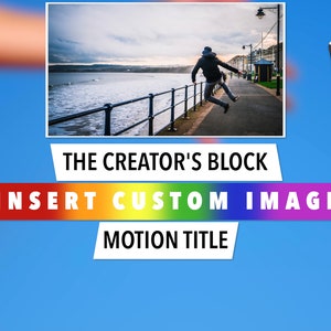 Może przedstawiać: Niebieskie tło z małym obrazem osoby przeskakującej przez barierkę w pobliżu zbiornika wodnego. Tekst "THE CREATOR'S BLOCK", "INSERT CUSTOM IMAGE" i "MOTION TITLE" jest wyświetlany białym tekstem na tęczowym pasku.