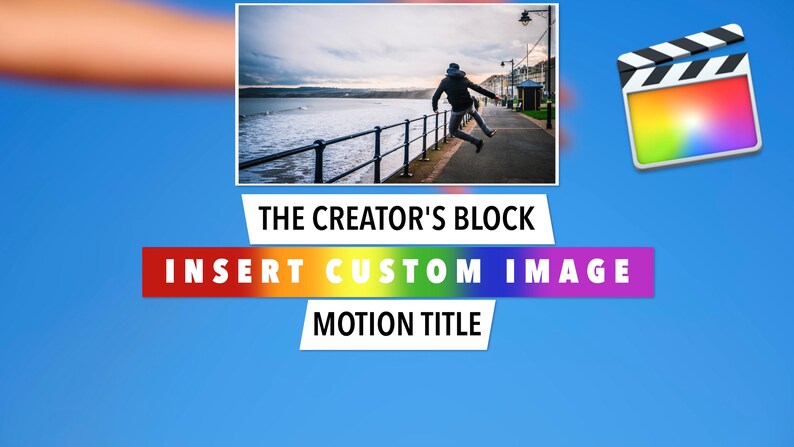 Może przedstawiać: Niebieskie tło z małym obrazem osoby przeskakującej przez barierkę w pobliżu zbiornika wodnego. Tekst "THE CREATOR'S BLOCK", "INSERT CUSTOM IMAGE" i "MOTION TITLE" jest wyświetlany białym tekstem na tęczowym pasku.