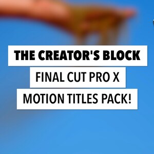 Może przedstawiać: Obraz z niebieskim tłem i tekstem "THE CREATOR'S BLOCK", "FINAL CUT PRO X" i "MOTION TITLES PACK!". Ikona klapsa filmowego w prawym g&oacute;rnym rogu. W lewym g&oacute;rnym rogu znajduje się rozmyty, abstrakcyjny element.