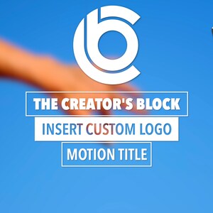 Może przedstawiać: Niebieskie tło z białym logo i tekstem &bdquo;THE CREATOR'S BLOCK&rdquo;, &bdquo;INSERT CUSTOM LOGO&rdquo; i &bdquo;MOTION TITLE&rdquo;. Ręka jest rozmyta w lewym g&oacute;rnym rogu, a kolorowy klaps filmowy znajduje się w prawym g&oacute;rnym rogu.
