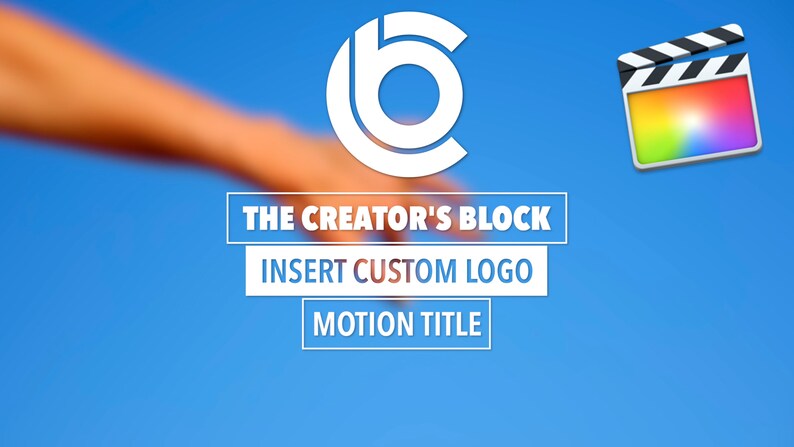 Może przedstawiać: Niebieskie tło z białym logo i tekstem &bdquo;THE CREATOR'S BLOCK&rdquo;, &bdquo;INSERT CUSTOM LOGO&rdquo; i &bdquo;MOTION TITLE&rdquo;. Ręka jest rozmyta w lewym g&oacute;rnym rogu, a kolorowy klaps filmowy znajduje się w prawym g&oacute;rnym rogu.