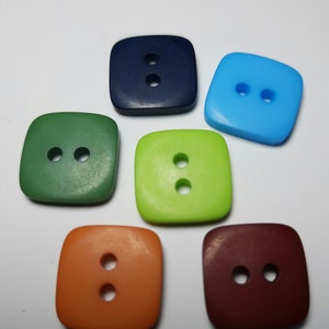 Bottoni Smartie quadrati opachi da 15 mm. Splendida scelta di colori e 5 bottoni per confezione.