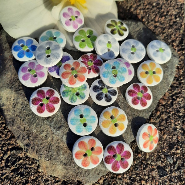 15mm Prettyfull Wooden Flower patterned  buttons, 25 buttons per pack