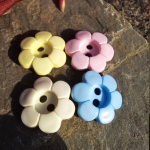 18mm Glossy Daisy Buttons. Pink, Blue, Yellow, Cream. 6 pieces per pack