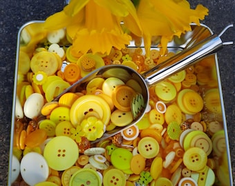 Mixed 50g bag Yellow buttons