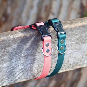 Puede incluir: Dos collares para perros, uno rosa y otro verde, con hebillas negras y anillos plateados. Los collares est&aacute;n hechos de un material suave y duradero, perfectos para el uso diario.