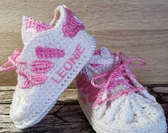 Babyschuhe gehäkelt, Sneaker für Babys, Babybooties crochet, Sportschuh, Turnschuh, personalisiert, mit Name bestickt