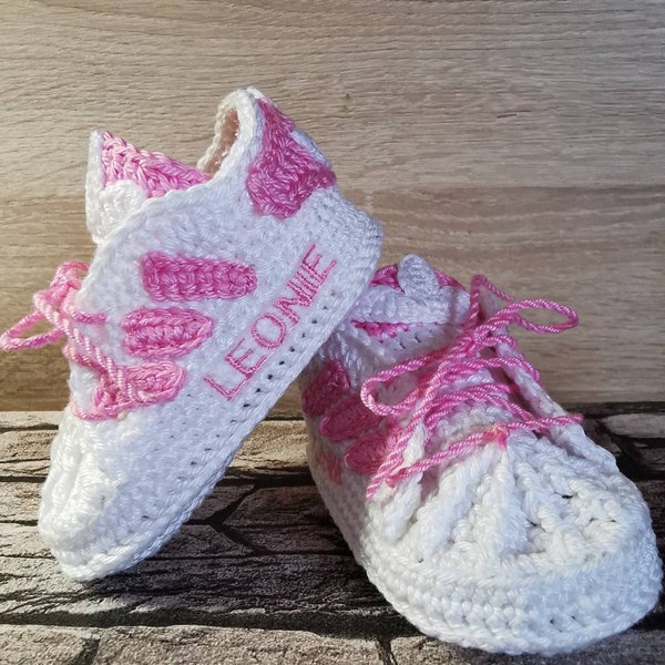 Babyschuhe gehäkelt, Sneaker für Babys, Babybooties crochet, Sportschuh, Turnschuh, personalisiert, mit Name bestickt