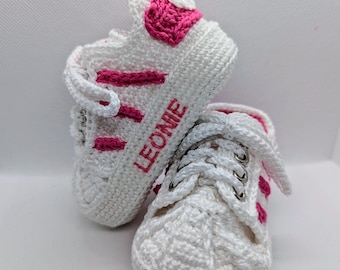 Babyschuhe gehäkelt, Sneaker für Babys, Babybooties crochet, Sportschuh, Turnschuh, Personalisierung mit Name möglich. VERSAND als Paket