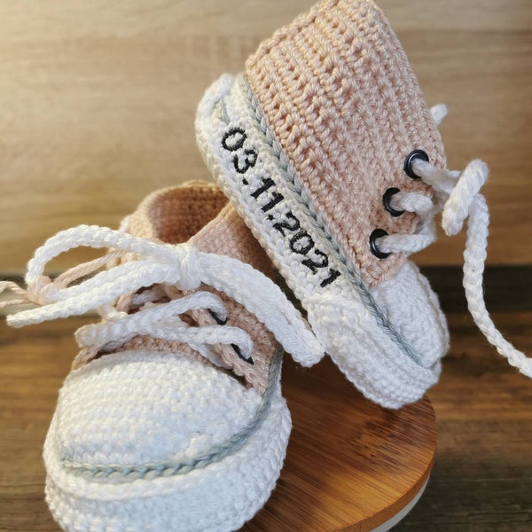 Babyschuhe gehäkelt Handarbeit, Babyschuhe personalisiert, personalisierbar mit Name oder Monogramm