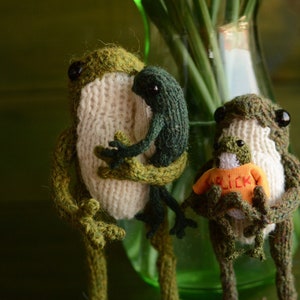 Knitted frog