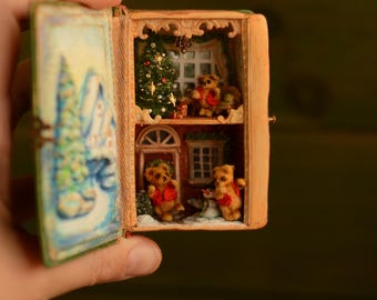 Figura de oso de ganchillo en miniatura en caja navideña, coleccionable para casa de muñecas