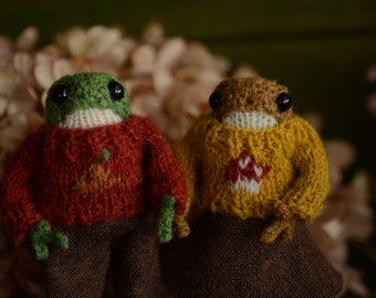 Set of two Knitted frogs 9 cm Made to order