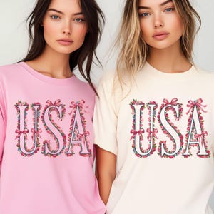 Camiseta feminina unissex tingida com estampa de carta dos EUA e guirlanda rosa, camiseta com bandeira americana, vestuário patriótico, camisa estilo vintage, 4 de julho