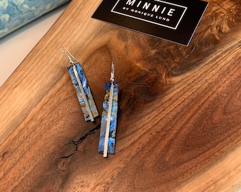 Ręcznie malowane niebieskie skórzane nowoczesne kolczyki