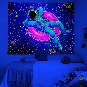 トリッピーな宇宙飛行士のタペストリー - サイケデリックな宇宙の壁アート、ブラックライト反応型銀河装飾、寝室、寮、ゲームルーム用