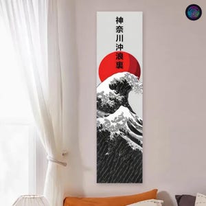 Puede incluir: Arte mural vertical con diseño japonés. Muestra un sol rojo, una ola rompiendo y texto japonés. La ola es en blanco y negro, con detalles intrincados. El fondo es gris claro. Decoración de pared.