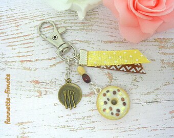 Keyring Gourmandise in polymer fimo paste / White donut, chocolate / Silver musket / Wooden pearls / Bronze plate breloque/ Ribbons