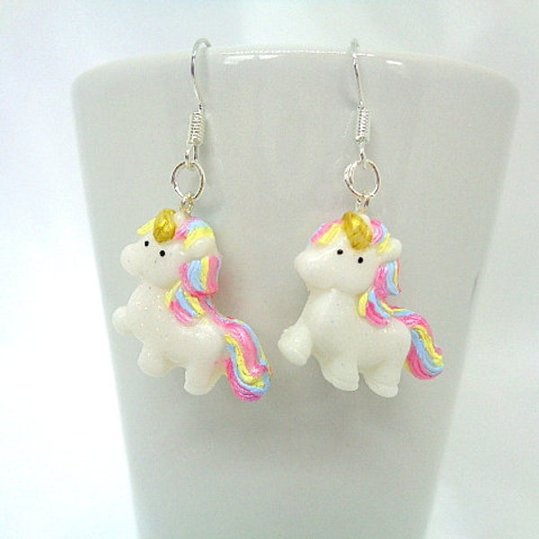 Cadeau de Noël, Boucles d'oreilles Pâte Polymère Fimo Thème Féerique "Licorne blanche et arc-en-ciel" - Fait main