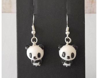 Cadeau de Noël Boucles d'oreilles enfant petite fille Pâte Polymère Fimo Thème Animal petit panda tout mimi noir et blanc  - Fait main