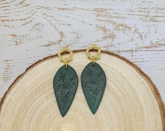 Boucles d'oreilles fimo argile polymère Fleurs Lys pendante vert foncé | Boucles d'oreilles moderne légère, printanière bijoux fait main