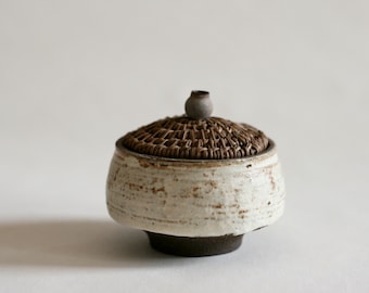 Cream Tiny jewelry box with Pine needle lid | Pottery lidded jar | Japanese style Pottery