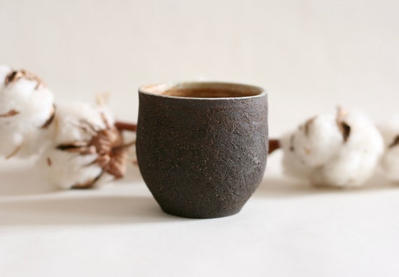 黒色陶器の手作りカップ 出西焼 倉 – Cup&sauser/black) 黒（Syussai コーヒーカップ＆ソーサー 工芸品