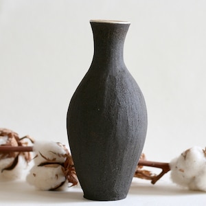 Handgemaakte zwarte keramische knopvaas | Kleine vaas | Enkele bloemenvaas | Aardewerk in Japanse stijl