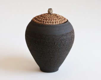 Black pottery jar | Ceramic Jar With Lid | Tea container | Japanese style pottery | Pineneedle lid