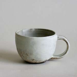 Taza pequeña de cerámica blanca hecha a mano / Taza de espresso con asa / Cerámica de estilo japonés
