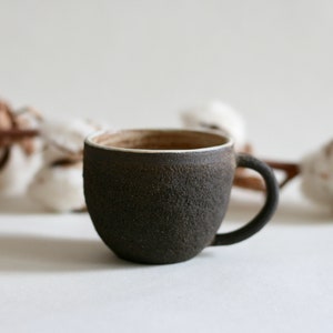 Handgemachte schwarze kleine Keramiktasse | Espressotasse mit Henkel | Keramik im japanischen Stil