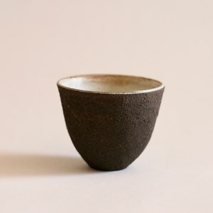 Handgemachte schwarze Keramik kleine Tasse | Espressotasse | Kleine Teetasse | Keramik im japanischen Stil
