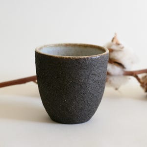 Handgemachte schwarze Keramik kleine Tasse | Espressotasse | Keramik im japanischen Stil
