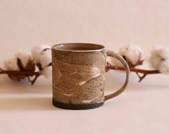 Taza de cerámica marrón hecha a mano / Taza de café estilo japonés