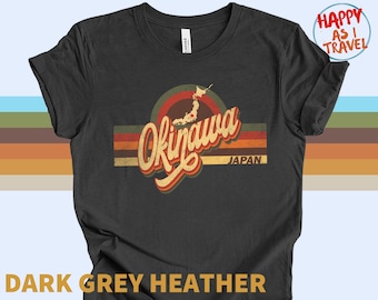 Okinawa Retro-inspiriertes T-Shirt mit klassischen Distressed-Grafiken und einem weichen Baumwoll-Finish. Perfekt für jeden Anlass! Vintage inspiriert