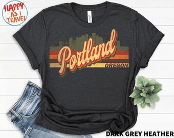 Könnte beinhalten: Dunkelgraues Heather-T-Shirt mit einer Retro-Grafik der Skyline von Portland und dem Text "Portland Oregon".