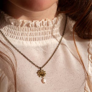 WYPRZEDAŻ KOŃCOWA Naszyjnik w stylu steampunk Gears – wyjątkowy prezent dla niej – antyczny wzór steampunk – biżuteria – ze świeżą perłą i szklanym koralikiem w kształcie kwiatu