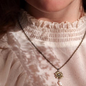 WYPRZEDAŻ KOŃCOWA Naszyjnik w stylu steampunk Gears – wyjątkowy prezent dla niej – antyczny wzór steampunk – biżuteria – ze świeżą perłą i zabytkowymi kieszonkowymi zębatkami