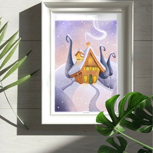 Può includere: Una stampa artistica incorniciata con una scena invernale stravagante. L'opera raffigura un cottage accogliente e innevato con luci calde e invitanti, sullo sfondo di un paesaggio innevato e un cielo viola tenue. La stampa è racchiusa in una cornice bianca.
