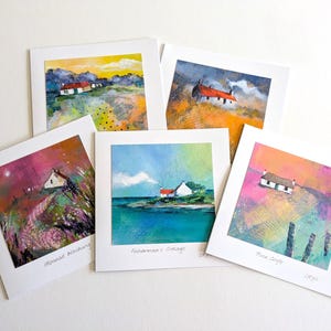 Könnte beinhalten: Fünf bunte Karten mit Gemälden von Cottages in verschiedenen Landschaften. Die Karten sind betitelt mit "Fisherman's Cottage", "Pink Skye", "Manor Meadow" und "The Old Mill".