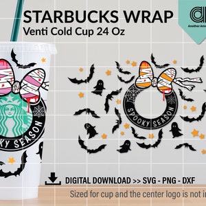 Puede incluir: Un vaso frío de Starbucks blanco con un diseño de temporada espeluznante. El diseño incluye una corona negra y blanca con las palabras "Spooky Season" y un lazo rosa y blanco con una gota de sangre. El vaso está rodeado de murciélagos y fantasmas negros.