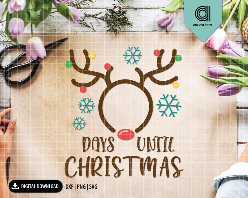 Puede incluir: Una diadema de reno marr&oacute;n con adornos rojos, verdes y amarillos. La diadema tiene el texto "Days Until Christmas" en letras marrones.