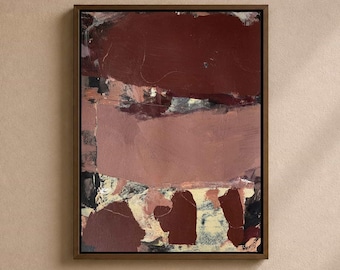 Puede incluir: Impresión artística abstracta en un marco de madera marrón oscuro. La obra presenta pinceladas superpuestas en tonos burdeos, malva y crema, creando una estética texturizada y moderna. La pieza es un rectángulo vertical, adecuado para varios estilos de interior.