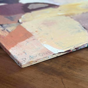 Pu&ograve; includere: Dipinto astratto con una tavolozza di colori caldi, pesca, giallo e bordeaux. L'opera presenta pennellate visibili e una superficie strutturata. La firma dell'artista, "PAVONE", &egrave; visibile sul bordo della tela.
